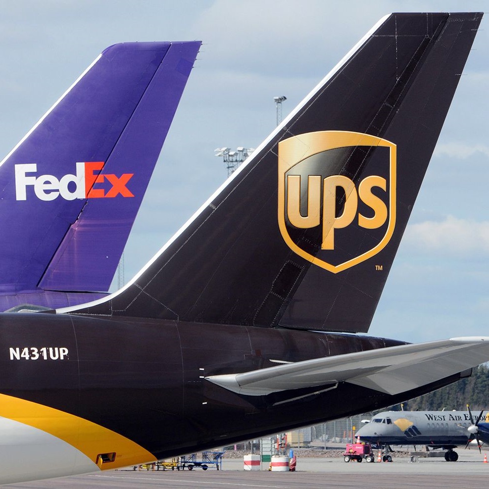 UPS и FedEx временно приостанавливают работу в России